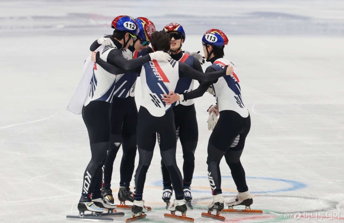 [밀라노=뉴시스] 박주성 기자 = 쇼트트랙 남자 대표팀이 20일 (현지 시간) 이탈리아 밀라노 아이스 스케이팅 아레나 경기장에서 열린 2026 밀라노·코르티나담페초 동계올림픽 쇼트트랙 남자 5000m 계주 결승에서 은메달을 차지하자 기뻐하고 있다. 2026.02.21.  /사진=박주성