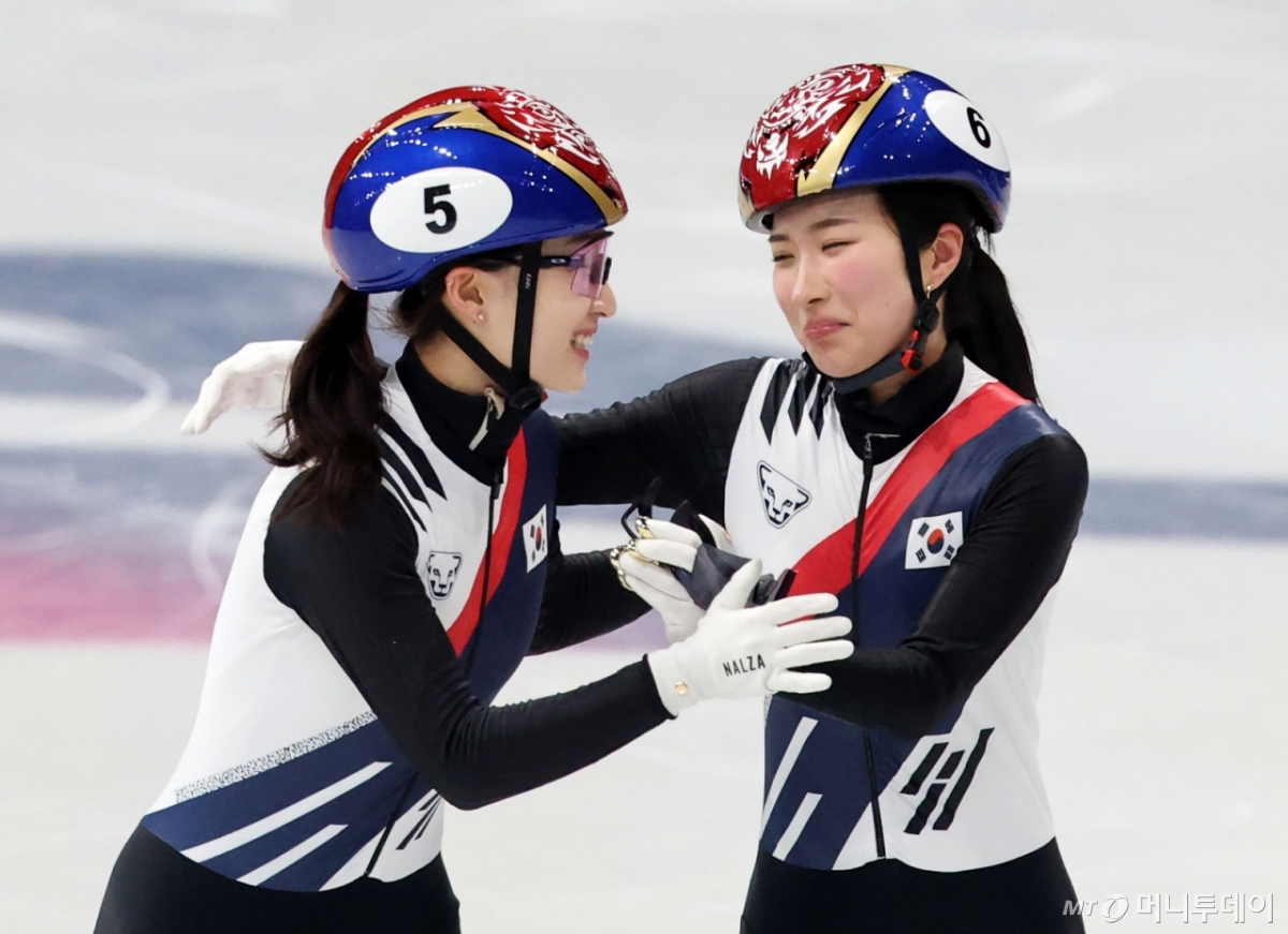 [밀라노=뉴시스] 박주성 기자 = 20일 (현지 시간) 이탈리아 밀라노 아이스 스케이팅 아레나 경기장에서 열린 2026 밀라노·코르티나담페초 동계올림픽 쇼트트랙 여자 1500m 결승에서 금메달을 획득한 김길리와 은메달을 획득한 최민정이 서로를 격려하며 기뻐하고 있다. 2026.02.21. 