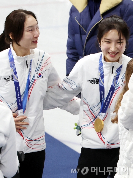 [밀라노=뉴시스] 박주성 기자 = 20일 (현지 시간) 이탈리아 밀라노 아이스 스케이팅 아레나 경기장에서 열린 2026 밀라노·코르티나담페초 동계올림픽 쇼트트랙 여자 1500m 결승에서 금메달과 은메달을 획득한 김길리, 최민정이 시상대에서 기뻐하고 있다. 2026.02.21.  /사진=박주성