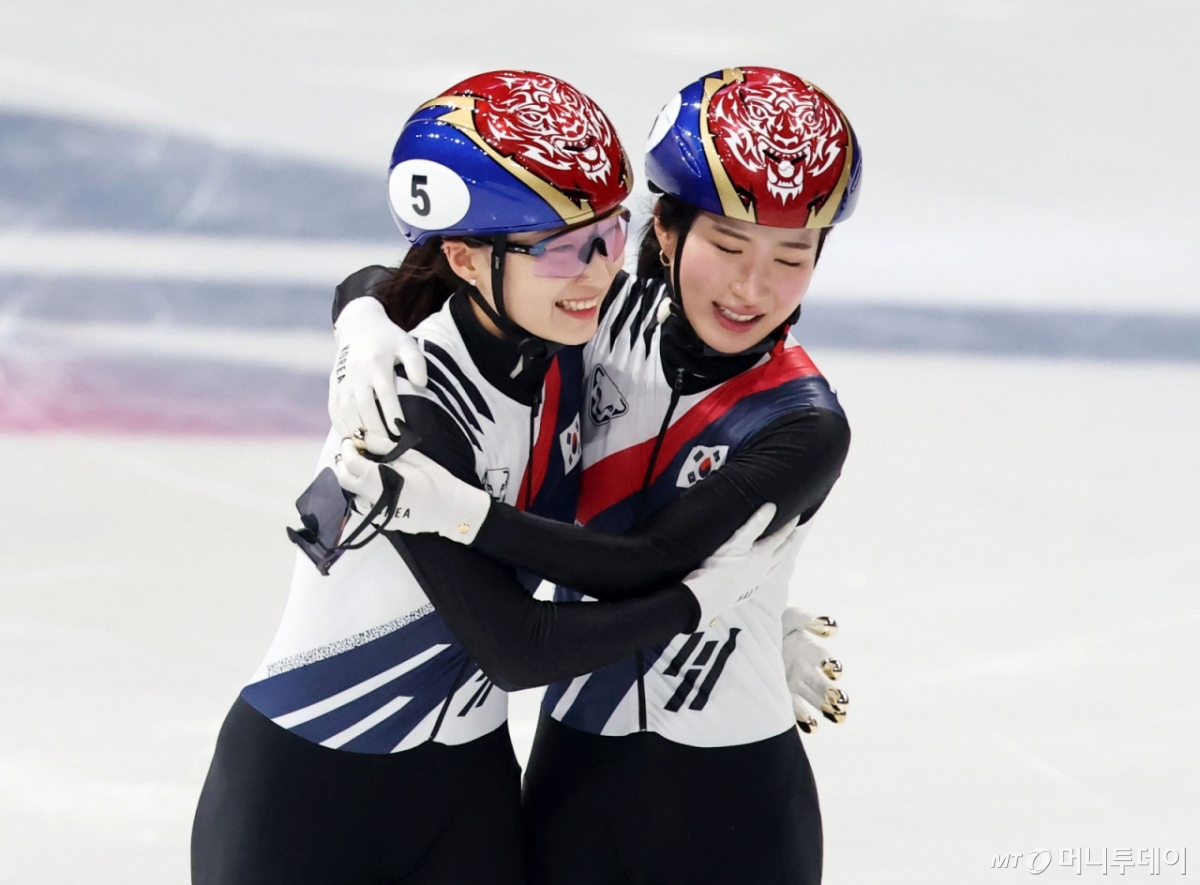 [밀라노=뉴시스] 박주성 기자 = 20일 (현지 시간) 이탈리아 밀라노 아이스 스케이팅 아레나 경기장에서 열린 2026 밀라노·코르티나담페초 동계올림픽 쇼트트랙 여자 1500m 결승에서 금메달을 획득한 김길리와 은메달을 획득한 최민정이 서로를 격려하며 기뻐하고 있다. 2026.02.21. /사진=박주성