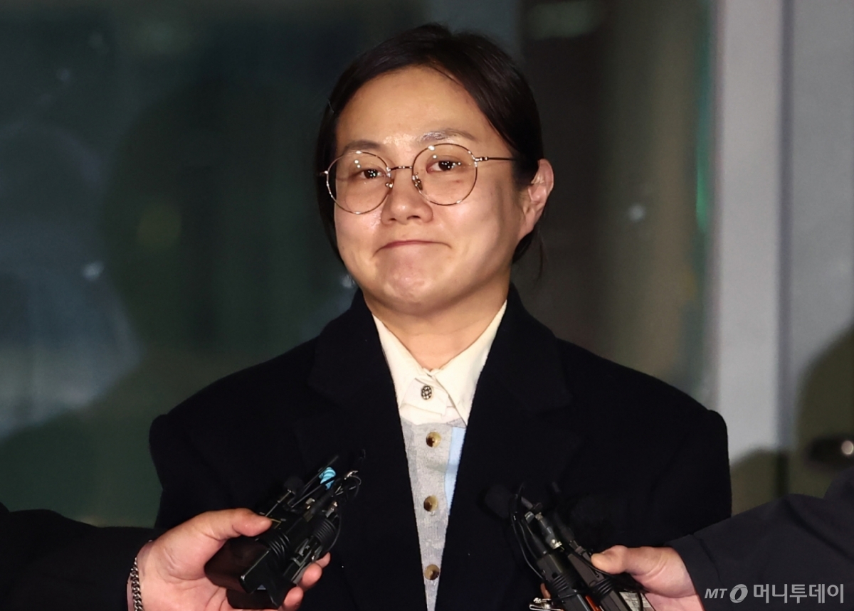 (서울=뉴스1) 김민지 기자 = 전직 매니저들에게 갑질을 했다는 등의 의혹에 휩싸인 개그우먼 박나래가 20일 밤 서울 강남경찰서에서 피고발인 조사를 마치고 나오며 취재진 질의에 답변하고 있다. 2026.2.20/뉴스1 Copyright © 뉴스1. All rights reserved. 무단 전재 및 재배포, AI학습 이용 금지. /사진=(서울=뉴스1) 김민지 기자