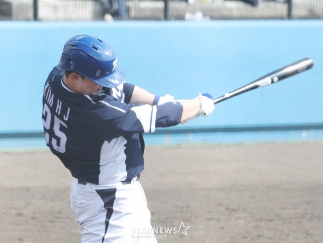 WBC 한국 야구 대표팀이 21일 일본 오키나와현 야에세 고친다 구장에서 한화 이글스와 연습경기를 가졌다.  대표팀 김주원이 7회초 무사 1,2루에서 역전 3점 홈런을 날리고 있다. /사진=김진경 대기자