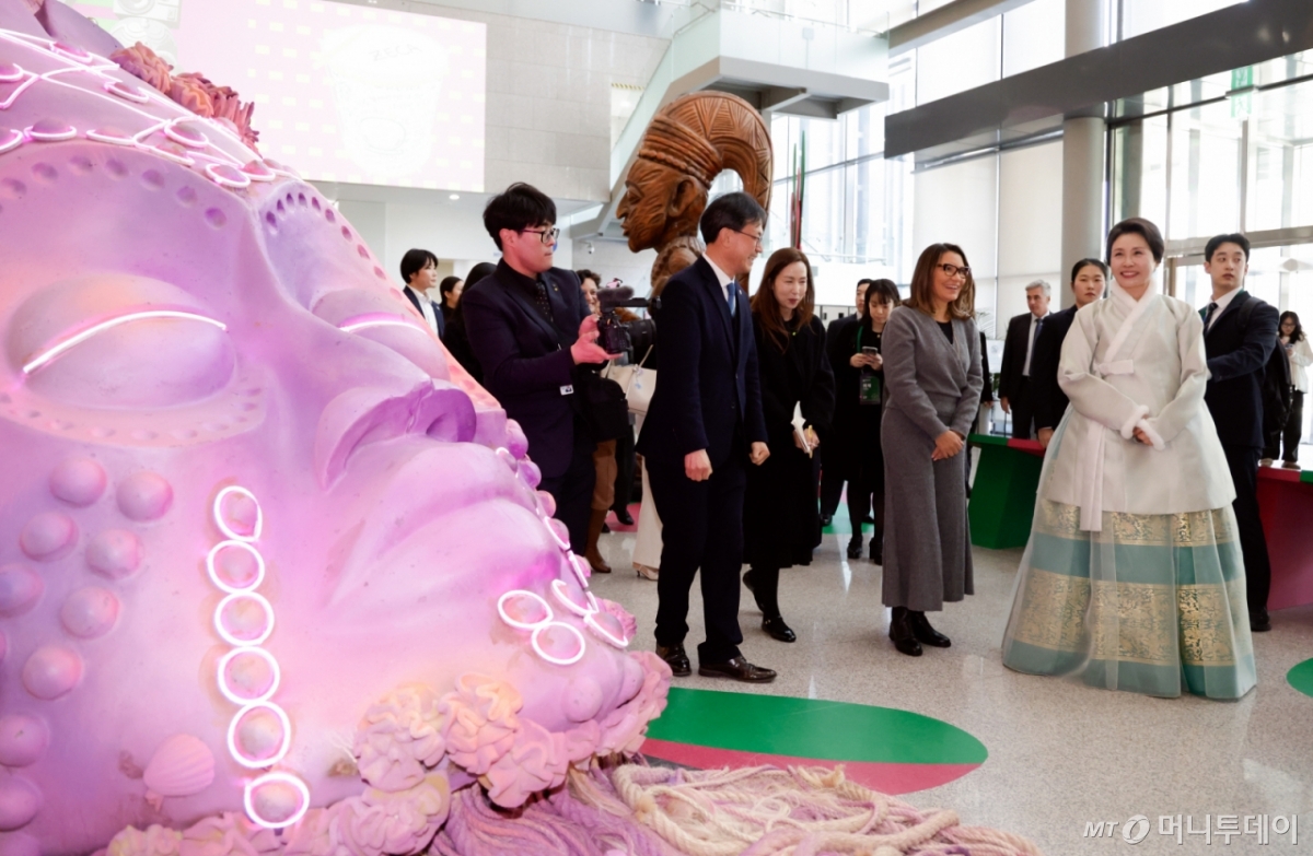 (파주=뉴스1) 허경 기자 = 김혜경 여사와 브라질 루이스 이나시우 룰라 다 시우바 대통령 부인 호잔젤라 다 시우바 여사가 21일 경기 파주 국립민속박물관에서 열린 친교 행사에서 리우 카니발전을 관람하고 있다. (청와대통신사진기자단) 2026.2.21/뉴스1  Copyright © 뉴스1. All rights reserved. 무단 전재 및 재배포,  AI학습 이용 금지. /사진=(파주=뉴스1) 허경 기자