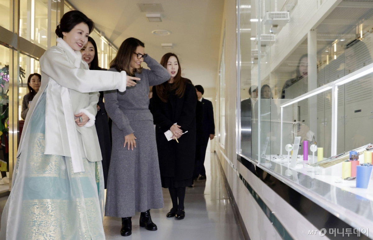 [파주=뉴시스] 최동준 기자 = 김혜경 여사와 브라질 루이스 이나시우 룰라 다 시우바 대통령 부인 호잔젤라 다 시우바 여사가 21일 경기 파주 국립민속박물관에서 열린 친교 행사에서 수장고 관람을 하고 있다. 2026.02.21. photocdj@newsis.com /사진=최동준