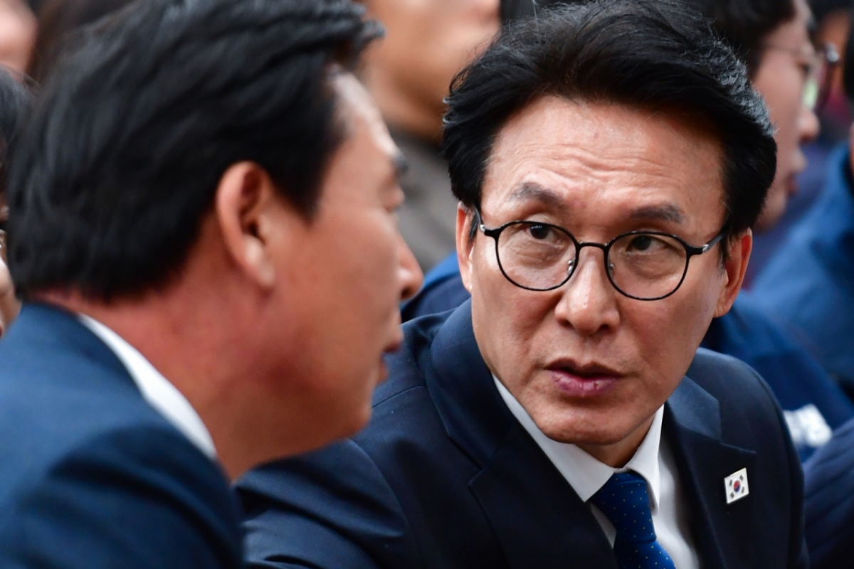 김민석 국무총리가 21일 오후 경북 포항시 북구 흥해도서관에서 열린 K-국정설명회 특별강연에 앞서 오중기 포항 북구 지역위원장과 얘기를 나누고 있다. /사진=뉴스1