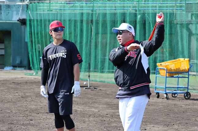 이범호 감독(오른쪽)이 김도영(왼쪽)에게 타격 지도를 하고 있다. /사진=KIA 타이거즈