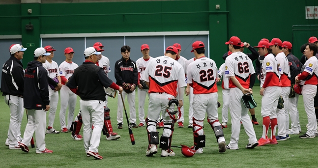 수비 훈련을 하고 있는 KIA 선수단. /사진=KIA 타이거즈