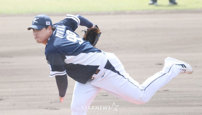 WBC 한국 야구 대표팀이 21일 일본 오키나와현 야에세 고친다 구장에서 한화 이글스와 연습경기를 가졌다.  대표팀 선발 류현진이 역투하고 있다. /사진=김진경 대기자