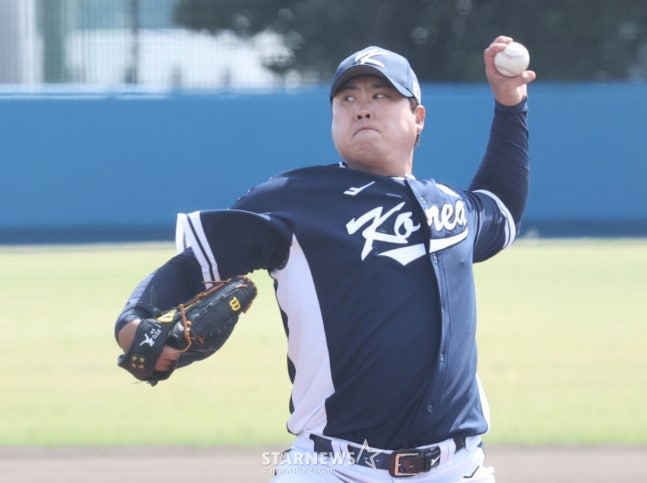 WBC 한국 야구 대표팀이 21일 일본 오키나와현 야에세 고친다 구장에서 한화 이글스와 연습경기를 가졌다.  대표팀 선발 류현진이 역투하고 있다. /사진=김진경 대기자