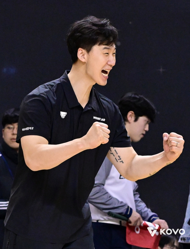 선수들의 득점에 포효하는 박철우 우리카드 감독 대행. /사진=KOVO 제공