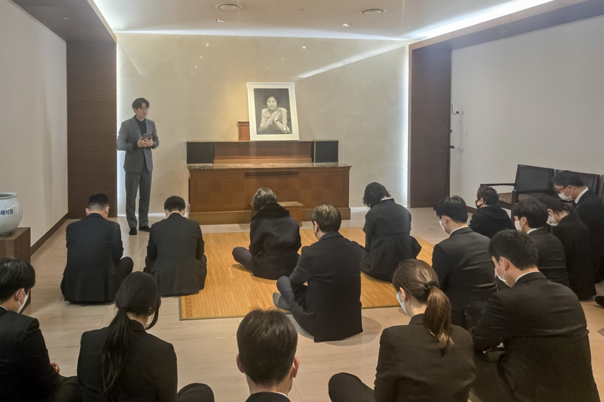 신영자 롯데재단 의장 위로예배. /사진제공=롯데장학재단