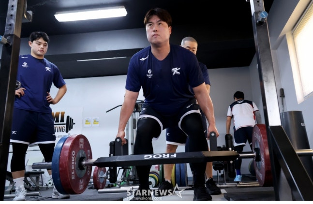 야구대표팀 류현진이 10일 사이판 올레아이 스포츠 컴플렉스에서 열리는 전지훈련 첫날 김용일 트레이너의 지휘아래 웨이트트레이닝을 하고 있다. /사진=강영조 선임기자