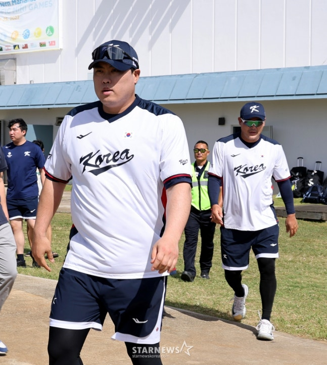 야구대표팀 류현진(왼쪽)과 노경은이 10일 사이판 올레아이 스포츠 컴플렉스에서 열리는 전지훈련 첫날 몸풀기 훈련을 위해 이동하고 있다. /사진=강영조 선임기자