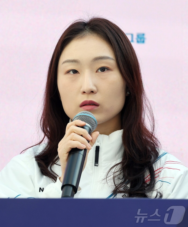 최민정이 21일 밀라노 코리아하우스에서 열린 공식 기자회견에서 취재진의 질문에 답하고 있다. /사진=뉴스1