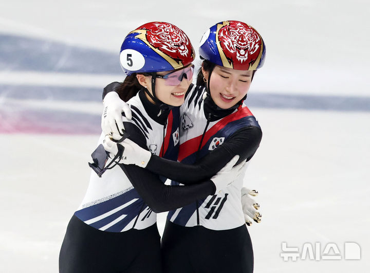 여자 1500m에서 나란히 금메달과 은메달을 차지한 김길리(오른쪽)와 최민정이 포옹을 나누고 있다. /사진=뉴시스