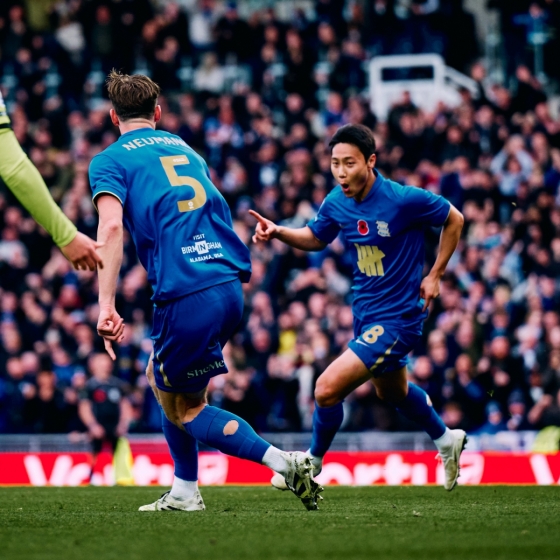 버밍엄 시티 백승호(오른쪽)가 영국 버밍엄의 세인트 앤드루에서 열린 포츠머스와의 2025~2026 잉글랜드 챔피언십(2부) 13라운드에서 다이빙 헤더 선제골을 터뜨린 뒤 기뻐하고 있다. /사진=버밍엄 시티 공식 사회관계망서비스(SNS)
