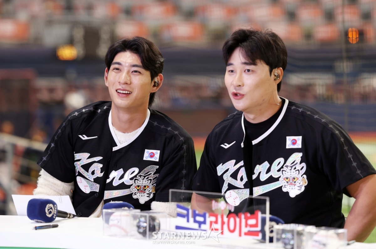 메이저리그에서 활약하는 이정후와 김하성(오른쪽)이 8일 오후 서울 고척스카이돔에서 열리는 ‘2025 NAVER K-BASEBALL SERIES’ 한국과 체코의 평가전에 앞서 크보라이브에 출연하고 있다. /사진=강영조 선임기자