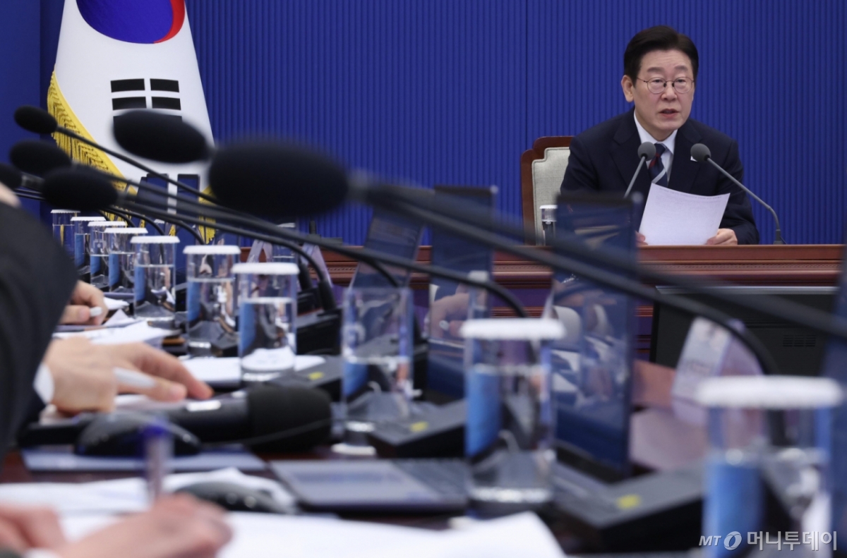 [서울=뉴시스] 최동준 기자 = 이재명 대통령이 19일 청와대에서 열린 수석보좌관회의에서 발언하고 있다. 2026.02.19. photocdj@newsis.com /사진=류현주