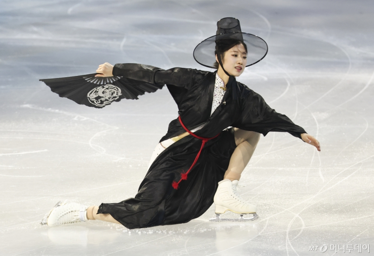 피겨스케이팅 이해인이 21일(현지 시간) 이탈리아 밀라노 아이스 스케이팅 아레나에서 열린 피겨스케이팅 갈라쇼에서 넷플릭스 애니메이션 '케이팝 데몬 헌터스(K-Pop Demon Hunters)' 컨셉을 반영한 저승사자(사자보이즈) 복장을 입고 연기를 펼치고 있다./사진=뉴시스