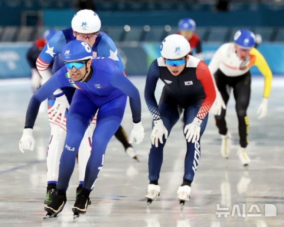 정재원(오른쪽)이 22일 2026 밀라노·코르티나담페초 동계 올림픽 스피드스케이팅 남자 매스스타트 결선에서 5번째로 결승선을 통과한 뒤 아쉬워하고 있다. /사진=뉴시스