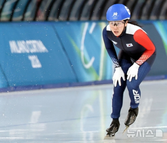 박지우가 여자 매스스타트 결선에서 결승선을 통과한 뒤 전광판을 통해 순위를 확인하고 있다. /사진=뉴시스