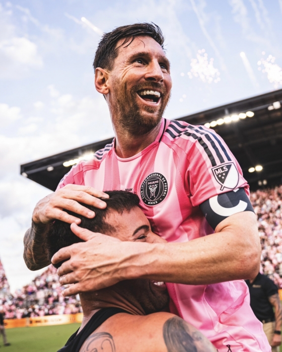 리오넬 메시(오른쪽)가 지난해 12월 미국 플로리다주의 체이스 스타디움에서 열린 2025 미국 메이저리그사커(MLS)컵 결승전 승리 후 동료의 품에 안겨 웃고 있다. /사진=인터 마이애미 공식 사회관계망서비스(SNS)