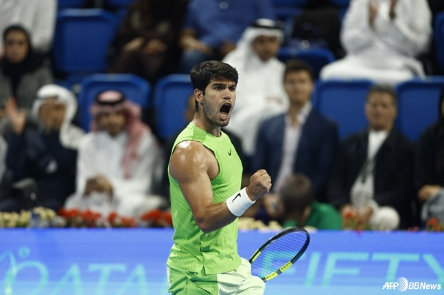 카를로스 알카라스가 경기 중 주먹을 불끈 쥐고 있다. /AFPBBNews=뉴스1