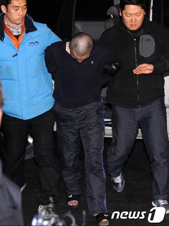 경찰 조사 중 도주한 일산 성폭행 피의자 노영대가 경기도 안산에서 검거된 가운데 경기도 일산경찰서로 압송되고 있다./사진=뉴스1 DB