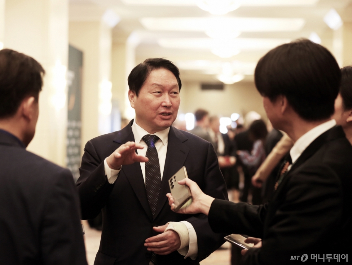 최태원 SK그룹 회장이 20일(현지시간) 미국 워싱턴DC 샐러맨더 호텔에서 열린 최종현학술재단 주최 '트랜스 퍼시픽 다이얼로그'(TPD) 2026' 행사에서 환영사를 하고 있다.(SK그룹 제공, 재판매 및 DB금지)/사진=뉴스1 /사진=(워싱턴=뉴스1) 류정민 특파원