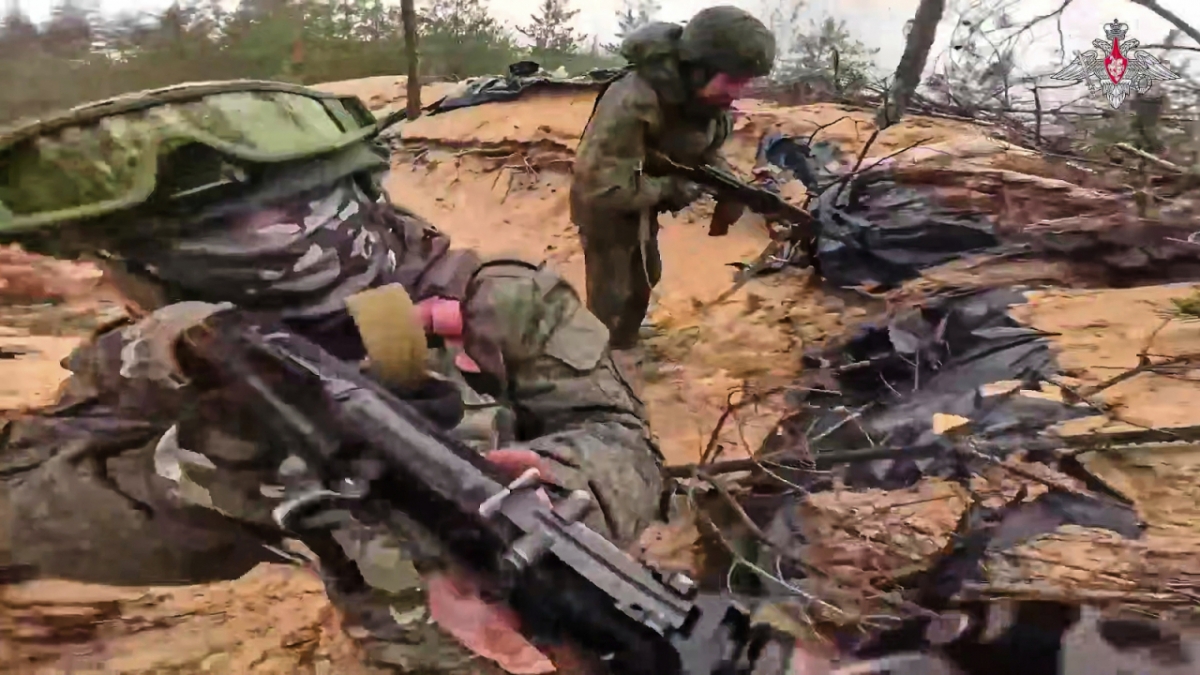 러시아 군인들이 지난해 5월 우크라이나 비공개 장소에서 전투 훈련 중인 모습. /사진=AP(뉴시스)