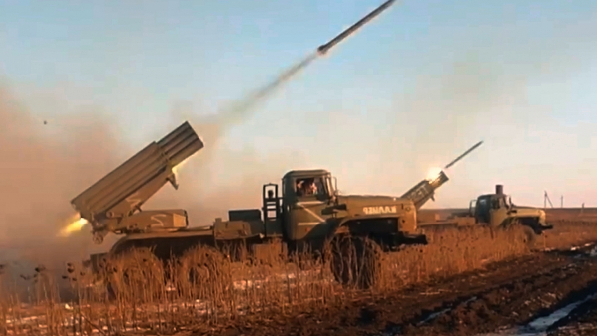 지난해 12월 우크라이나 도네츠크주 인근에서 러시아군의 ‘그라드’ 자주 다연장 로켓포가 발사 중인 모습./사진=AP(뉴시스)