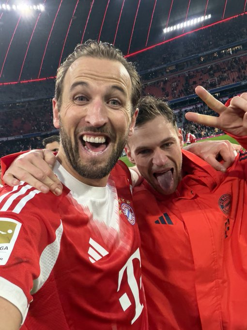 21일(한국시간) 독일 뮌헨의 알리안츠 아레나에서 열린 2025~2026 분데스리가 23라운드 홈 경기가 끝난 뒤 해리 케인(왼쪽)과 요슈아 키미히. /사진=바이에른 뮌헨 공식 사회관계망서비스(SNS)
