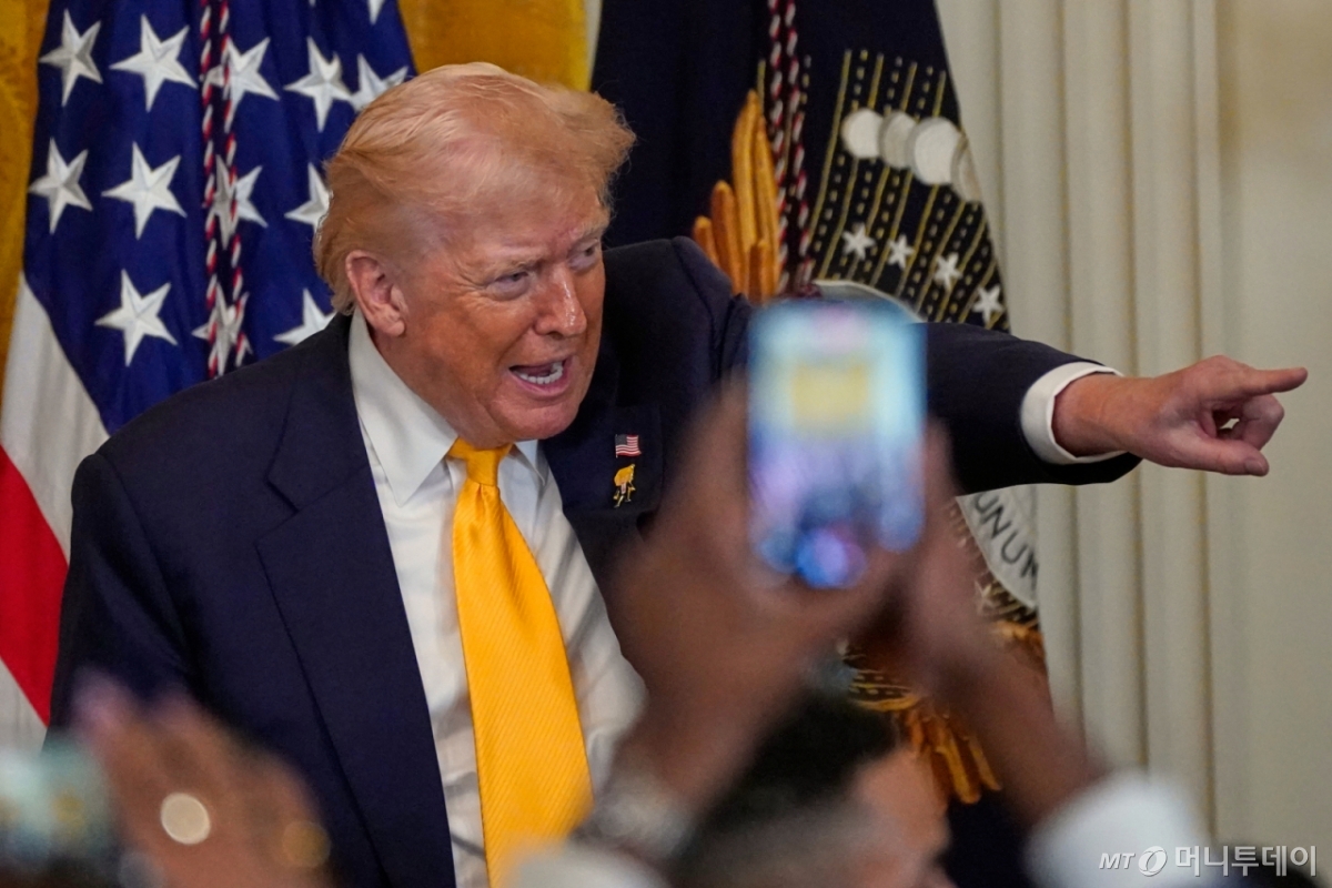 [워싱턴=AP/뉴시스] 도널드 트럼프 미국 대통령이 18일(현지 시간) 백악관 이스트룸에서 열린 '흑인 역사의 달' 행사에 참석해 누군가를 가리키고 있다.  2026.02.19. /사진=민경찬