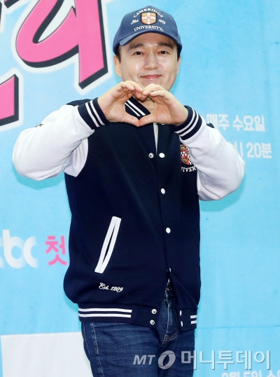 배우 김광규가 지난해 2우러 3일 오후 서울 마포구 상암동 스탠포드서울에서 진행된 JTBC 예능 '늦기 전에 어학연수-샬라샬라' 제작발표회에 참석해 포즈를 취하고 있다. /사진=머니투데이 사진DB