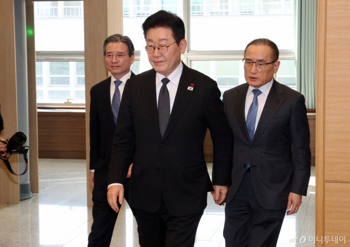 [서울=뉴시스] 고범준 기자 = 이재명 대통령이 29일 청와대에서 열린 수석보좌관회의에 입장하고 있다. 왼쪽부터 김용범 정책실장, 이 대통령, 위성락 안보실장. 2026.01.29. bjko@newsis.com /사진=고범준