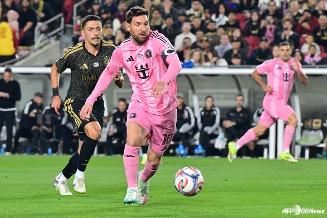 리오넬 메시(가운데)가 22일 오전 11시 30분(한국시간) 미국 캘리포니아주 LA의 LA 메모리얼 콜로세움에서 열린 미국 메이저리그사커(MLS) 1라운드 경기 중 드리블하고 있다. /AFPBBNews=뉴스1