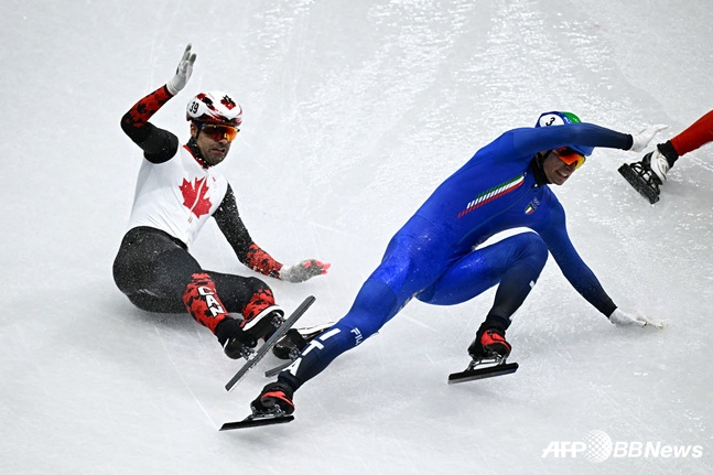 지난 20일 쇼트트랙 남자 500m 준결승에서 캐나다 선수와 충돌한 뒤 쓰러지는 피에트로 시겔(가운데). /AFPBBNews=뉴스1