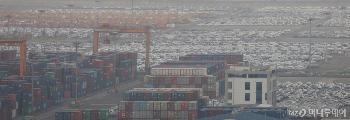 (평택=뉴스1) 오대일 기자 =경기 평택시 포승읍 평택항에 수출용 컨테이너와 자동차가 세워진 모습. 2026.2.22/뉴스1 Copyright © 뉴스1. All rights reserved. 무단 전재 및 재배포, AI학습 이용 금지. /사진=(평택=뉴스1) 오대일 기자