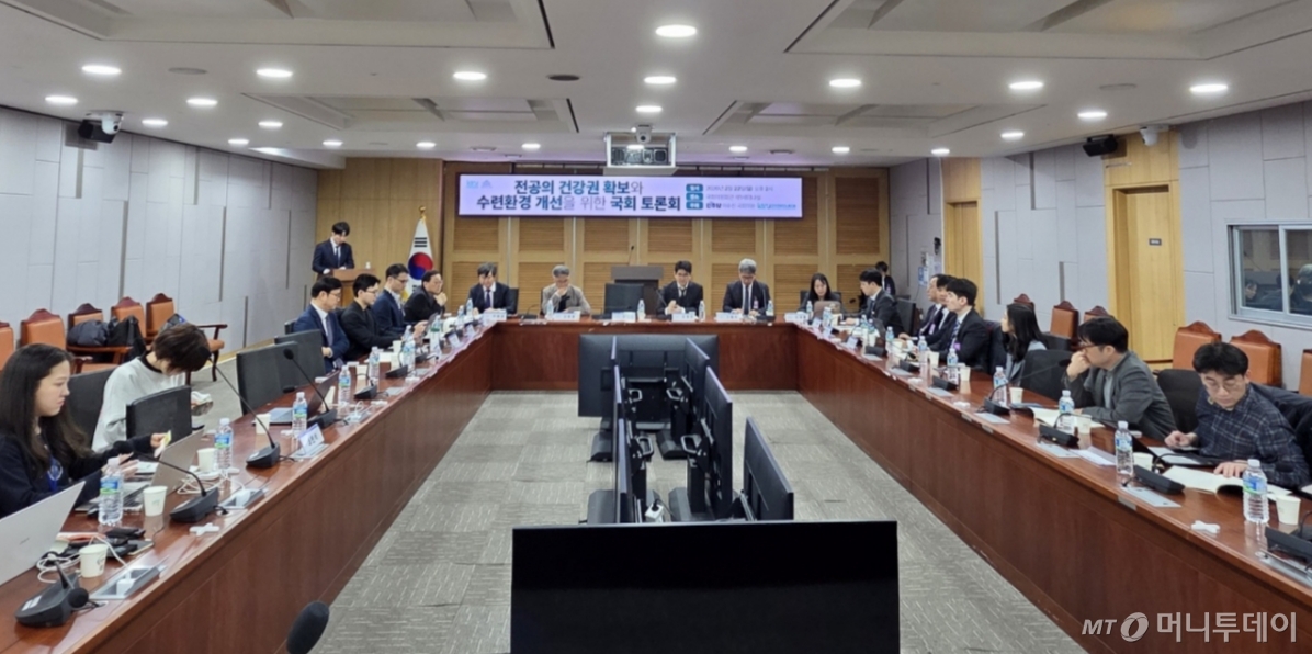 22일 오후 서울 여의도 국회에서 '전공의 건강권 확보와 수련환경 개선을 위한 국회토론회'가 진행되고 있다./사진=박정렬 기자