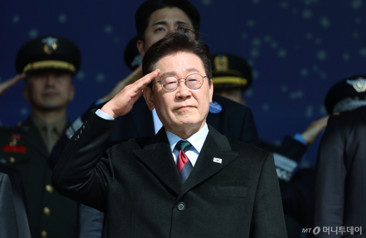 [계룡=뉴시스] 최동준 기자 = 이재명 대통령이 20일 충남 계룡대 대연병장에서 열린 육·해·공군 사관학교 통합임관식에서 거수경례를 하고 있다. (청와대통신사진기자단) 2026.02.20. photocdj@newsis.com /사진=