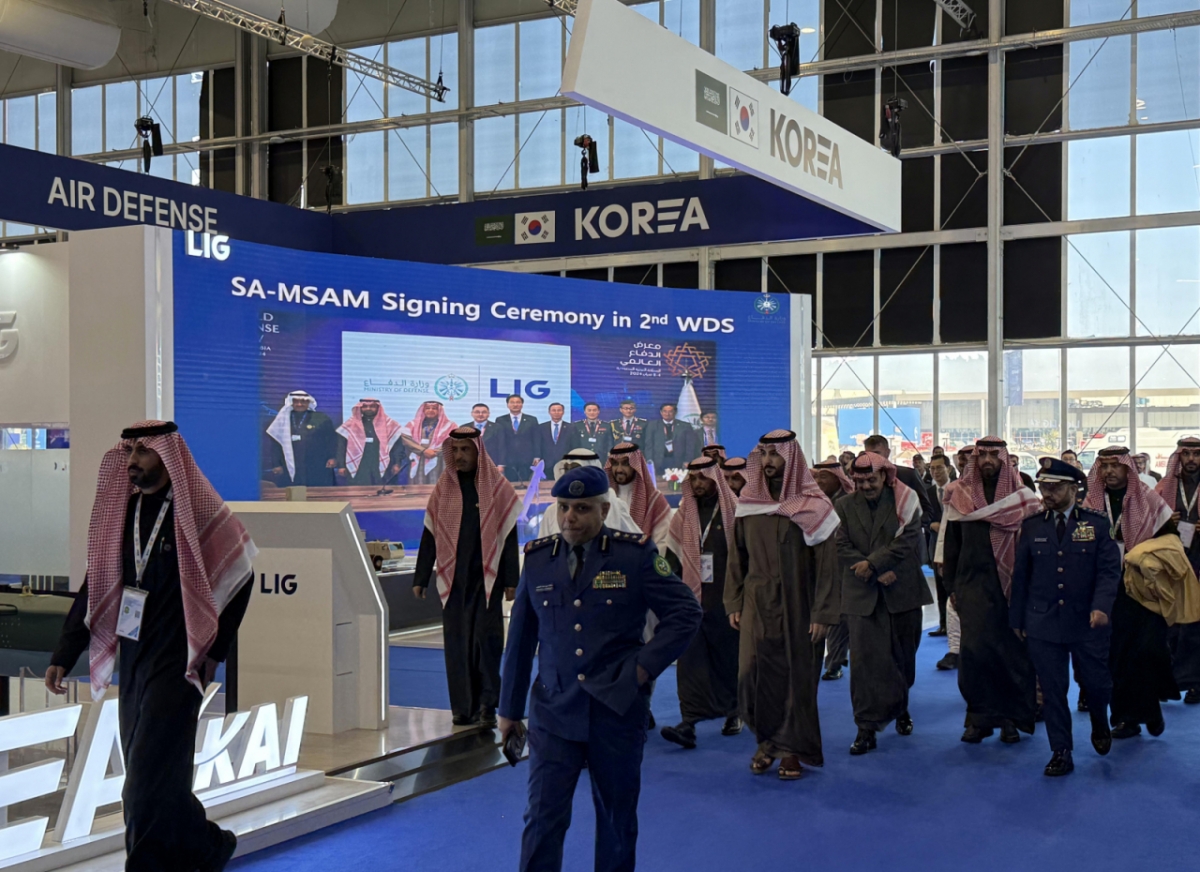 칼리드 빈 살만 사우디아라비아 국방부 장관이 지난 8일(현지 시간) 사우디아라비아 리야드에서 열린 '국제방산전시회(WDS) 2026'에서 한국 기업 부스를 둘러보고 있다. /사진=LIG넥스원