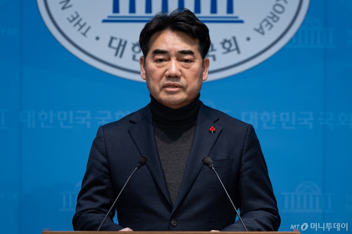 (서울=뉴스1) 유승관 기자 = 이성권 국민의힘 의원이 20일 서울 여의도 국회 소통관에서 윤석열 전 대통령 내란 1심 선고 관련 장동혁 대표 입장 발표를 비판하는 기자회견을 하고 있다. 2026.2.20/뉴스1  Copyright © 뉴스1. All rights reserved. 무단 전재 및 재배포,  AI학습 이용 금지. /사진=(서울=뉴스1) 유승관 기자