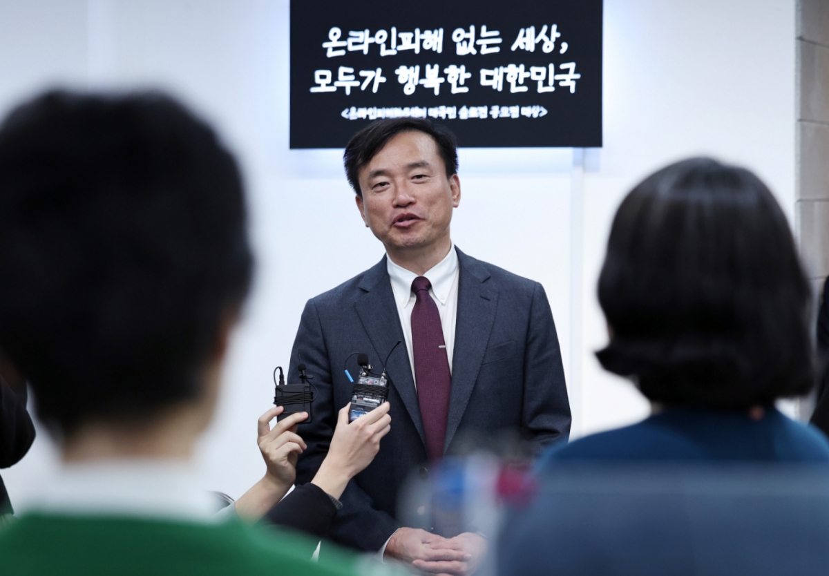 (김종철 방송미디어통신위원장이 29일 오후 서울 강남구 온라인피해365센터를 방문해 상담원과 대화하고 있다./사진=뉴스1