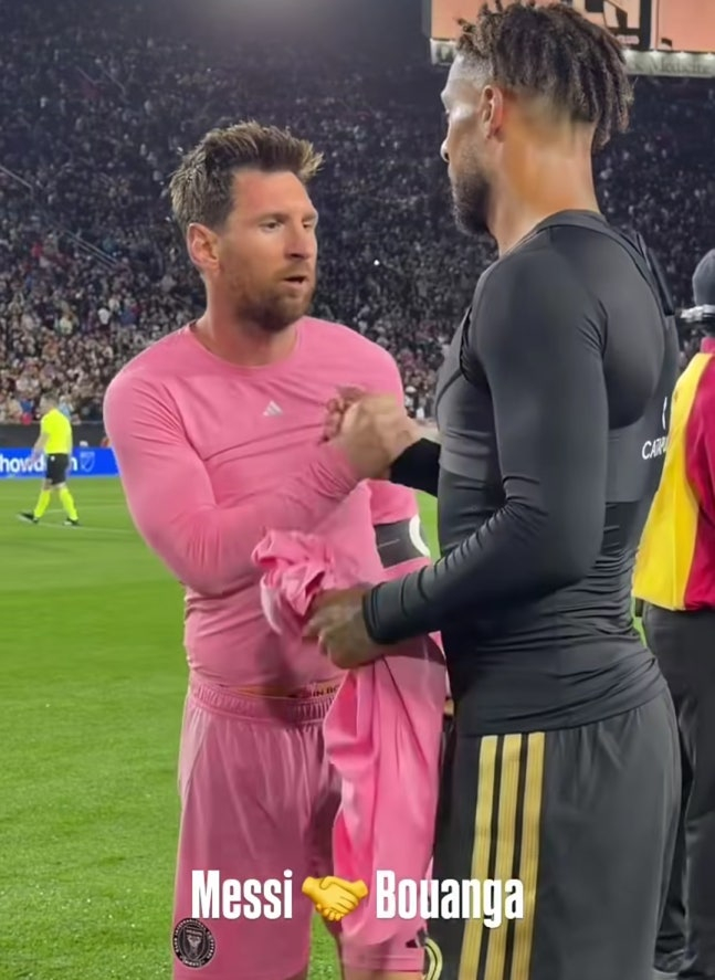 리오넬 메시(왼쪽)와 드니 부앙가가 인터 마이애미와 로스앤젤레스FC의 경기 후 유니폼을 교환하고 있다. /사진=미국 메이저리그사커(MLS) 공식 사회관계망서비스(SNS) 영상 갈무리