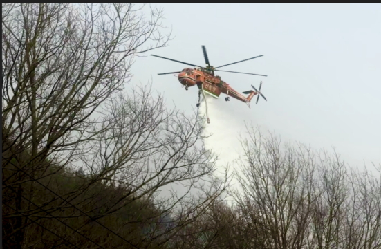 22일 오후 경상남도 함양군 산불현장에 담수량 1만 리터급 치누크 헬기를 비롯해 산불진화헬기 45대가 투입돼 진화 작업을 벌이고 있다. 사진은 산불진화헬기가 산불 현장 상공에서 물을 투하하고 있는 모습./사진제공=산림청