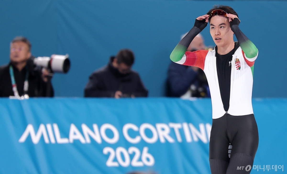  헝가리로 귀화한 스피드스케이팅 김민석이 19일(현지시간) 이탈리아 밀라노 스피드스케이팅 스타디움에서 열린 스피드 스케이팅 남자 1500m에서 레이스를 마친 후 숨을 고르고 있다./사진=(밀라노=뉴스1) 김성진 기자