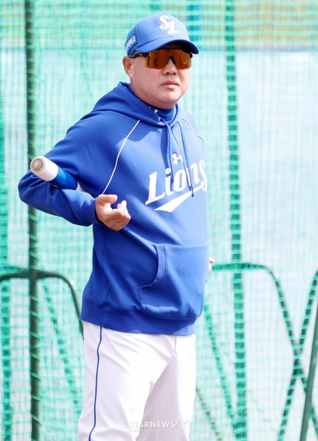 훈련을 지켜보고 있는 박진만 감독. /사진=김진경 대기자