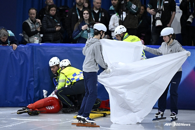 넘어진 카밀라 셀리에르(왼쪽)를 향한 응급 처치와 함께 흰 천으로 가리고 있는 모습. /AFPBBNews=뉴스1