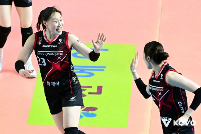 정관장 신인 박여름(왼쪽)이 22일 흥국생명전에서 득점 후 기뻐하고 있다. /사진=KOVO 제공