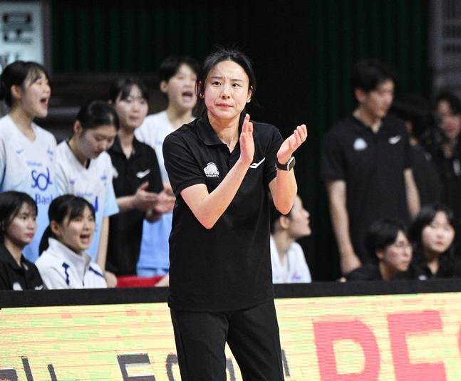 만족하며 박수를 치고 있는 최윤아 감독. /사진=WKBL